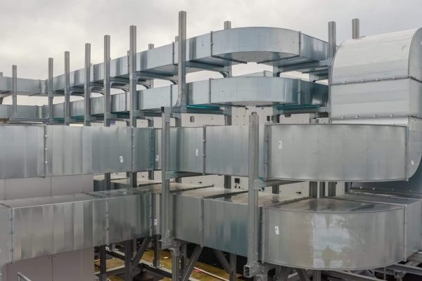 Lüftungskanäle im Außenbereich auf einem stabilen Tragsystem aus Metallprofilen für komplexe Anwendungen.