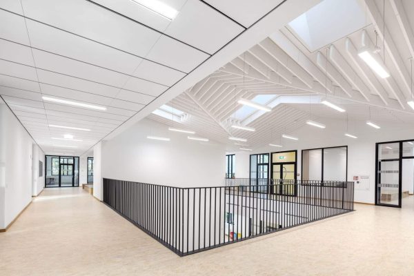 Heller Flur mit Ecophon Focus Lp Decke und Solo Baffeln für moderne Raumakustik und hochwertiges Design.