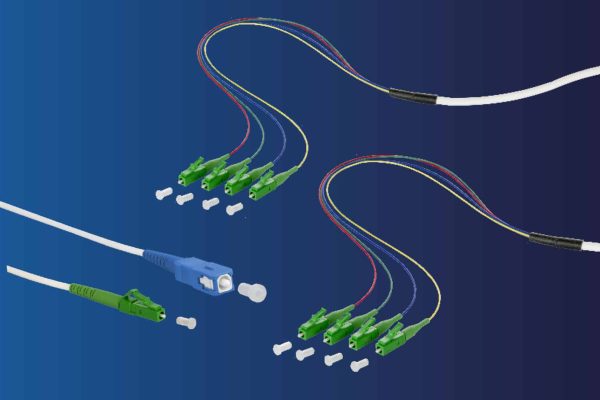 LWL Installationskabel und Patchkabel von METZ CONNECT mit grünen und blauen Steckern für Glasfaser-Netze.