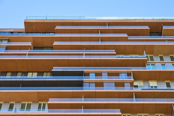 Strukturierte Fassade eines modernen Wohngebäudes aus eingefärbtem Beton, gestaltet mit hochwertigen NOE-Matrizen.