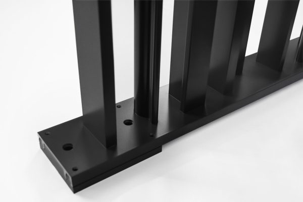 Vormontierte Verstärkungsprofile aus schwarzem Metall ohne Schweißnaht für hochwertige Bauprojekte.