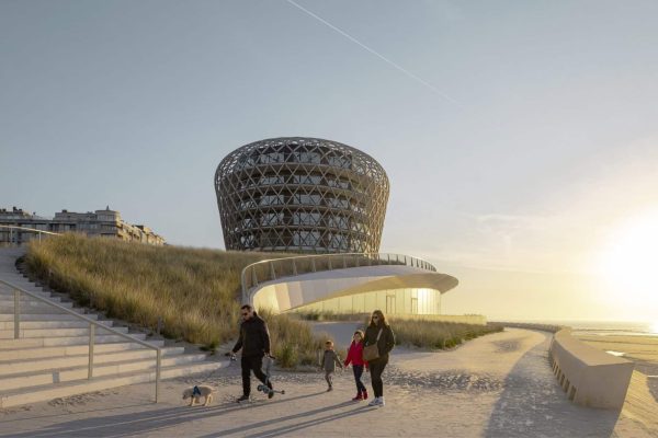 Familie spaziert bei Sonnenuntergang durch die Dünenlandschaft am Optigruen Referenz Belgien Middelkerke Casino.