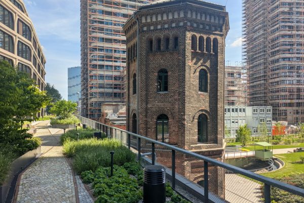 Historisches Viadukt als tragendes Element der Schwammstadt:
In der 30 Zentimeter starken Retentionsebene werden große Regenwassermengen
gespeichert und intelligent gesteuert – ausgezeichnet als „REGENIAL“-Projekt der
Berliner Regenwasseragentur © Levin Monsigny Landschaftsarchitekten
