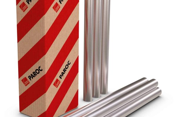 PAROC® HVAC Section AluCoat T TRZ Rohrschalen aus Steinwolle mit Alukaschierung neben einem rot-weiß gestreiften Karton.