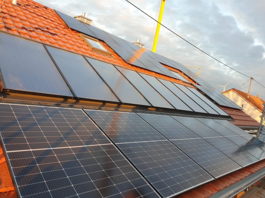 Solarthermie liefert einen großen Teil der benötigten Wärme und bekommt Vorrang. Reicht die Wärme vom Dach nicht aus, springt die Wärmepumpe an, nur an eiskalten Tagen auch eine Pellet-Heizung. Damit für die Radiatoren und die Warmwasserbereitung stets genügend hohe Temperaturen vorliegen, sorgt die eXergiemaschine für die optimale Wärmeschichtung im Heizspeicher. (Bild: Andreas Ruf)