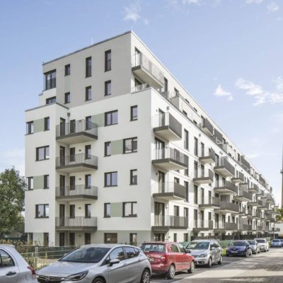 Perspektive auf die Ecke des Gebäudekomplexes PP49 mit Staffelgeschossen und klarer Fassadenstruktur.