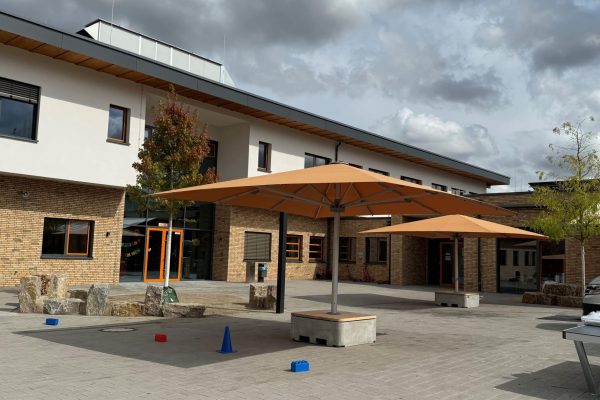 Sonnenschirme auf dem Schulhof der Grundschule Breckenheim, stabilisiert durch einen Beton Cube von Glatz