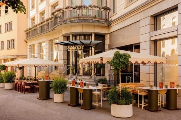 PALAZZO Noblesse Schirme auf der Außenterrasse der Savoy Brasserie im Mandarin Oriental Savoy Zürich.