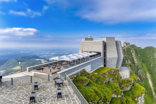 Weiße PALAZZO Noblesse Monte Generoso Sonnenschirme auf einer modernen Aussichtsterrasse im Tessin.