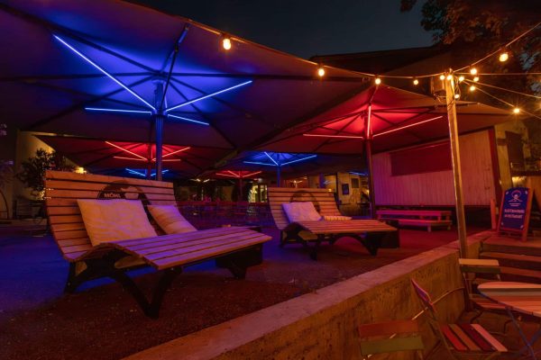 PALAZZO Noblesse Sonnenschirme mit LED-Beleuchtung und Holzliegen im Außenbereich des US-Mex Restaurants in Frauenfeld.