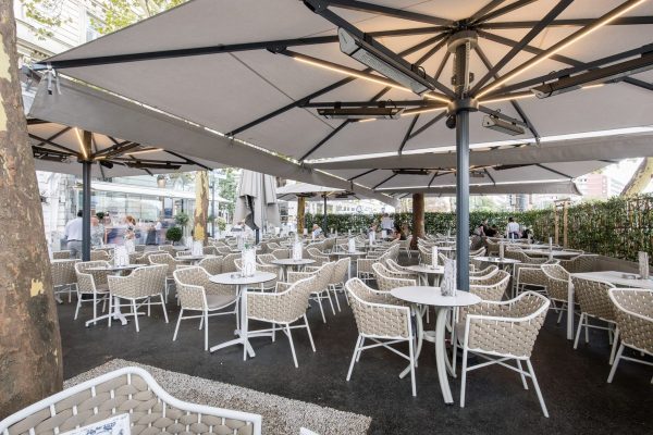 Beheizte Glatz Sonnenschirme auf der Terrasse der Gelateria Castelletto Wien verbinden Maßarbeit mit Natur.