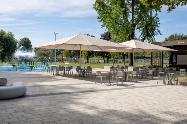 PALAZZO Royal Schirme beschatten den Sitzbereich am Kiosk beim Wasserspielplatz im Stadtbad Wasser und Sport.