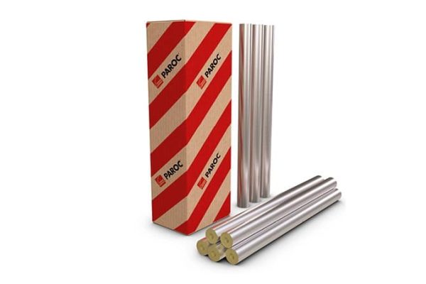 Aluminiumkaschierte Haustechnik-Rohrschale von Paroc zur Isolierung neben dem dazugehörigen Produktkarton.