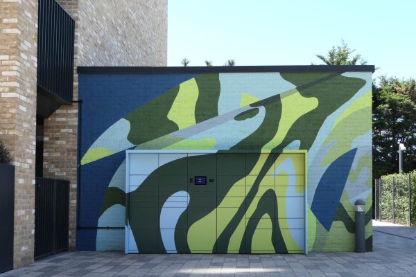 Farbenfrohe myRENZbox Paketkastenanlage mit abstraktem Muster an einer Außenwand des Imperial College.