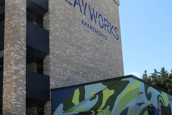 Bunte myRENZbox Paketkastenanlage vor den Clay Works Apartments am Imperial College mit modernem Muster.