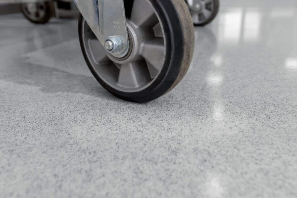 Industrierolle auf mechanisch belastbaren Reinraumbodenlösungen mit grauer gesprenkelter Optik.