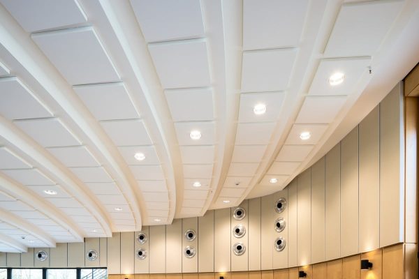 Weiße Akustikdecke Ecophon Master SQ in Direktmontage für optimale Raumakustik in der Bucerius Law School.