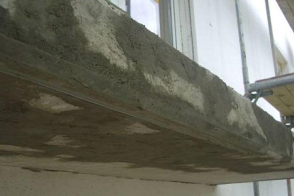 Mit Saniermörtel reprofilierte Stirnseite einer Kragplatte im Rahmen einer professionellen Betonsanierung.