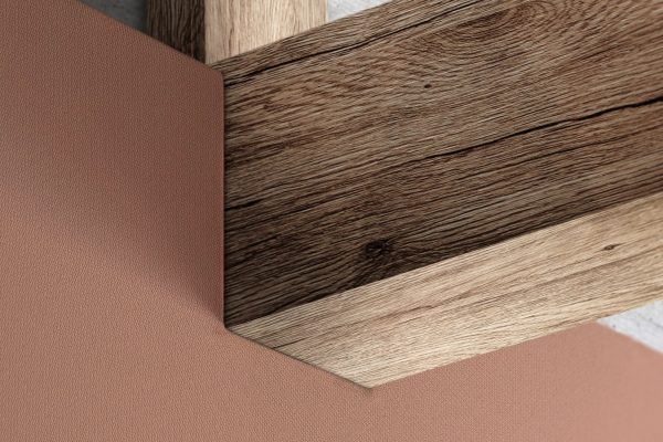 Präzise Aussparung für Holzbalken im Gewebe der Durach Sonic-Unity vor einer Wand aus Sichtbeton.