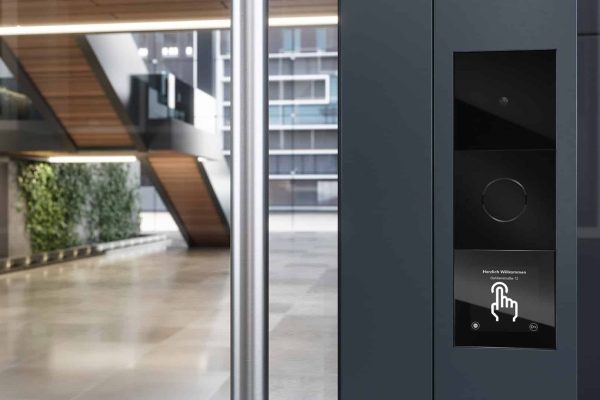 System 106 Rufdisplaymodul IP mit Display und Kamera für moderne Türkommunikation im Eingangsbereich.