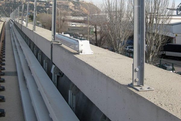 Isolierende Kabelrinne 66 von Unex Infrastrukturen an einer Betonmauer im industriellen Außenbereich montiert.