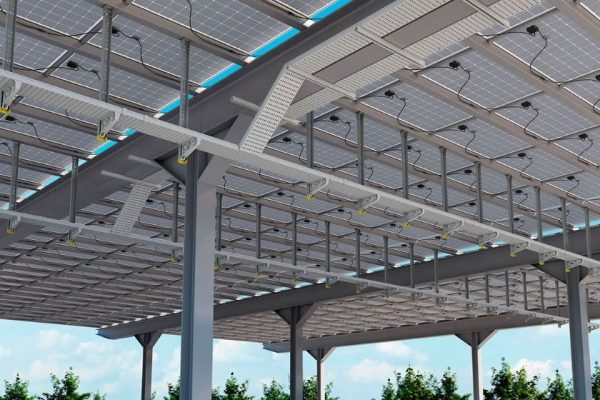 Isolierende Kabelrinne 66 von Unex an einer Solarüberdachung zur sicheren Kabelführung über Parkplätzen.