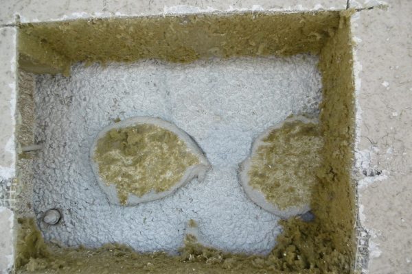 Ungenügende Verklebung des Alt-WDVS mit mangelhafter punktueller Haftung der Dämmplatten an der Fassadenwand.
