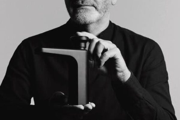 Designer Christian Haas mit einer modernen schwarzen Vea Armatur in einem kontrastreichen Schwarz-Weiß-Porträt.