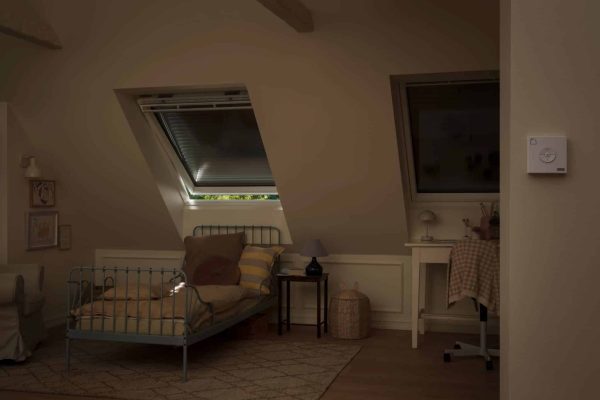 Velux Rollladen am Dachfenster im Kinderzimmer sorgt für eine deutlich reduzierte Raumtemperatur im Sommer.
