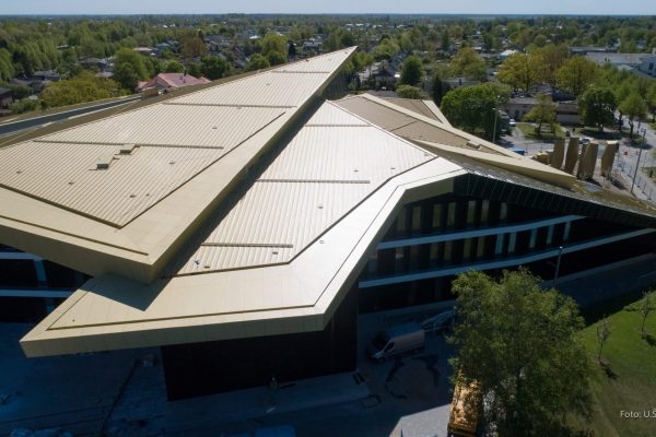 LUX-top FALZ PLUS II und FSE-2003 Seilsystem installiert auf dem goldenen Metalldach der Musikschule Ventspils.