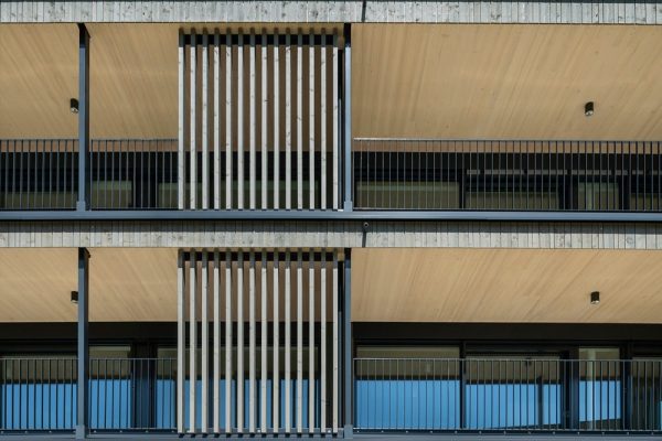 Moderne Balkone der Wohnanlage Naturella mit hochwertigen Holz- und Metallelementen in der Außenansicht.