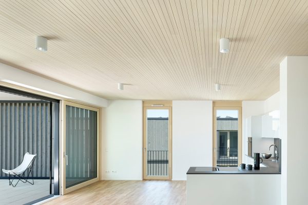 Helle moderne Küche mit Parkettboden und einer geschlitzten Decke BLT BOX FS für eine optimale Raumakustik.