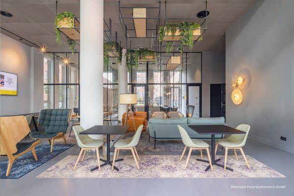 Moderne Büro-Lounge am Johanna Westerdijkplein 75 mit Akustikdecke und stilvoller Einrichtung.