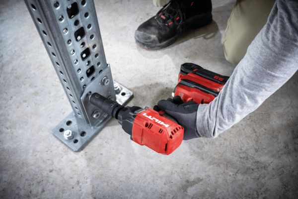 ZM-Beschichteter MT-80 Montageträger wird mit einem Hilti Schlagschrauber fachgerecht am Boden befestigt.