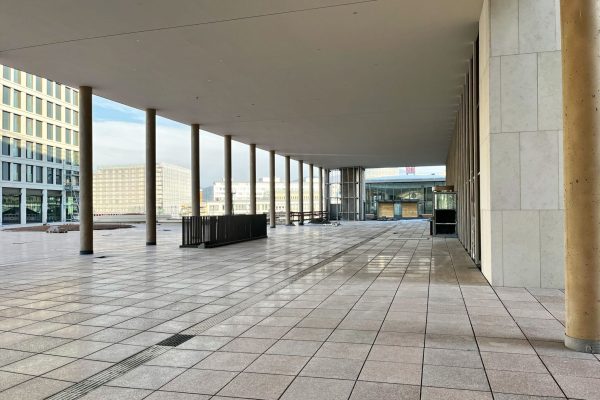 Wetterfeste Aestuver Brandschutzplatten an der Decke einer modernen Cityloggia in Heidelberg für zertifizierten Schutz.