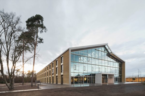 Alnatura Campus Darmstadt: Moderne Firmenzentrale mit Glasfassade und nachhaltiger Stampflehm-Bauweise.