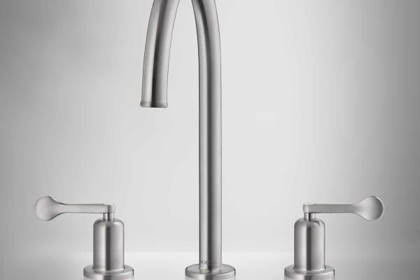 Moderne 3-Loch-Armatur in Edelstahl-Optik mit hohem Bogenauslauf und zwei skulpturale Hebelgriffe.