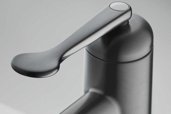 AXOR Archivio Waschtischmischer in matter, gebürsteter Optik mit einem ergonomisch abgerundeten Hebelgriff.