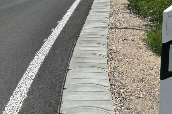 Fertig verlegte EHL-Bankettplatten zur stabilen Bankettbefestigung am Rand der Autobahn A4 bei Limbach.