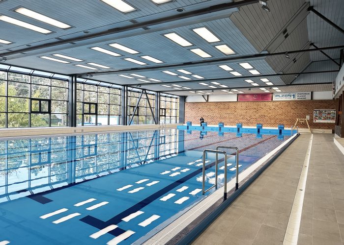 Innenansicht eines modernen Schwimmbads mit einem großen rechteckigen Becken