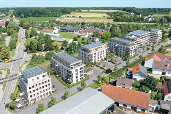 Luftaufnahme der Multipark Schrobenhausen Gesamtanlage mit modernen Gebäuden und Photovoltaik-Anlagen.