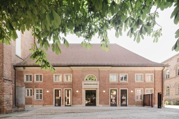 Eingangsbereich des Deutschen Meeresmuseums im historischen Backsteingebäude, prämiert im Bereich Baudenkmalpflege.