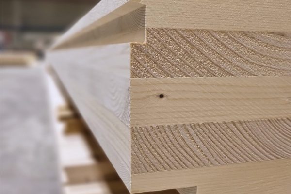 Detailaufnahme einer best wood CLT Decke mit sichtbarem Schichtaufbau und präzise gefertigtem Stufenfalz.