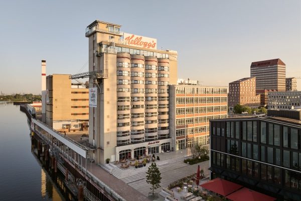 Modernisierte Betonsilos des ehemaligen Kellogg's-Werks in Bremen, heute als Hotel John und Will genutzt.
