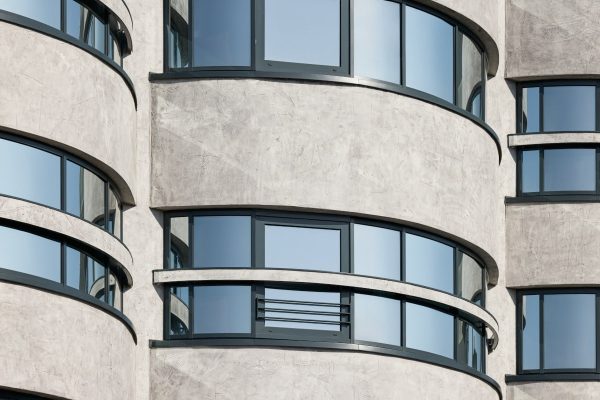 Sanierte Fassade der Betonsilos am ehemaligen Kelloggs-Werk 116 mit modernen dunklen Fensterrahmen.