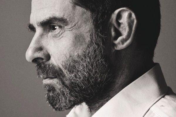 Roberto Palomba im Profil mit Bart und weißem Hemd in einer kontrastreichen Schwarz-Weiß-Aufnahme.