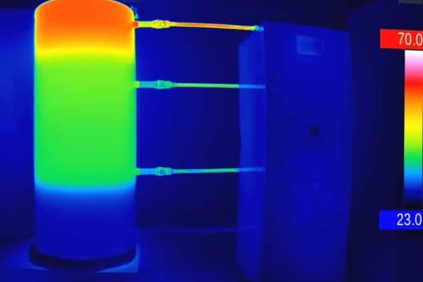 Thermografie eines Speichers zeigt thermische Trennung; eXm stellt Schichtung wieder her für hohe Effizienz.