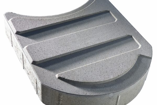 Graue EHL Bankettplatte aus Beton mit profilierter Oberfläche für stabilen Halt an Straßen und Verkehrsflächen.
