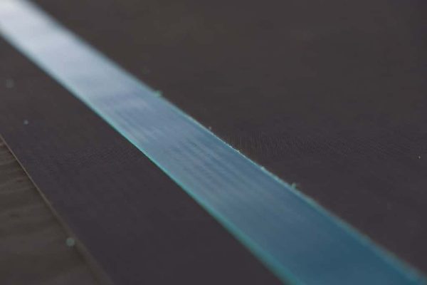 Hertalan Easy Weld Pro EPDM Abdichtungsbahn mit hellblauem integriertem Fügerand für eine effiziente Nahtfügung.