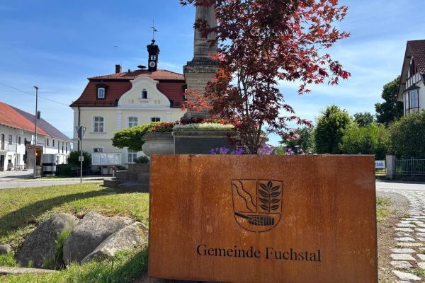ACO ClimateBoxx Pflanztrog als wassereffiziente Begrünungslösung mit integrierter Bewässerung vor dem Rathaus Fuchstal.
